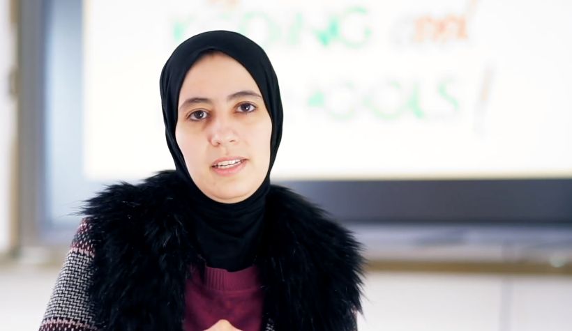 Oumayma, enseignante d’informatique à Planet Montessori, témoigne dans sa salle de classe